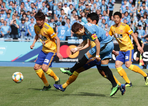 川崎F対仙台　前半、左足で先制ゴールを決める川崎F・FW小林（撮影・丹羽敏通）