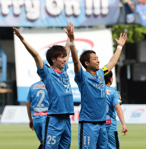 川崎F対仙台　前半、先制ゴールを決めてMF田中とスタンドに向かって喜ぶ川崎F・FW小林（右）（撮影・丹羽敏通）