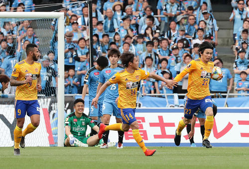 川崎F対仙台　後半、チームの令和初ゴールを決めてボールを持ってセンターサークルへ向かって駆け出す仙台DF大岩（右端）（撮影・丹羽敏通）