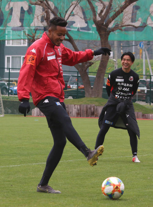 笑顔でボール回しに参加する札幌FW鈴木（撮影・保坂果那）