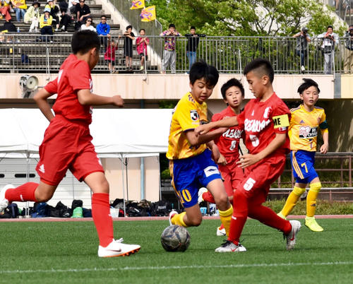 予選リーグ初戦で2ゴールを決めたベガルタ仙台ジュニアの伊藤（左から2人目）