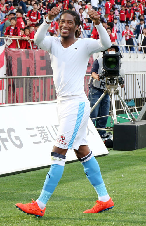 浦和対磐田　1－0で勝利し、インタビュー後、サポーターの元に向かった磐田FWロドリゲスは笑顔でサムアップ（撮影・浅見桂子）