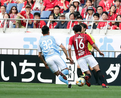 浦和対磐田　後半、相手にマークを受けバックパスしようとする浦和MF青木（右）（撮影・浅見桂子）