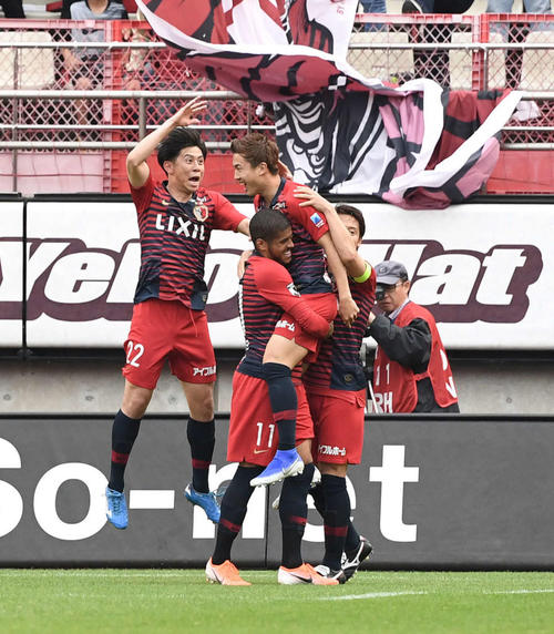 鹿島対清水　後半、ゴールを決め喜ぶ鹿島MF安部（中央）（撮影・鈴木みどり）