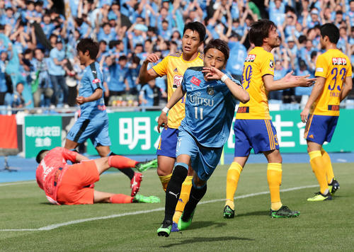 先制ゴールを決めて駆け出す川崎F・FW小林（撮影・丹羽敏通）