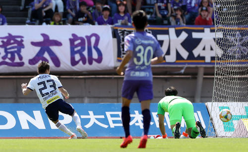 広島対横浜　前半、先制ゴールを決める仲川（左）（撮影・前田充）