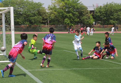 川崎フロンターレ新堀翔（中央）が、予選リーグの青森福田SSS戦でゴールを決める