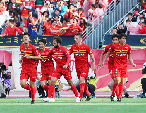 湘南対名古屋　後半、ヘディングでゴールを決め喜ぶMFシミッチ（中央右）ら名古屋イレブン（撮影・足立雅史）