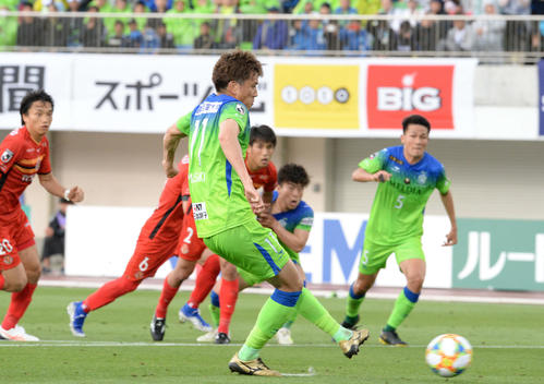 J1　湘南対名古屋　前半、先制のPKを決める湘南FW山崎（撮影・山岸章利）