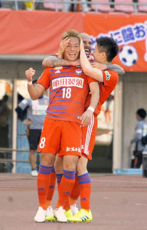 前半45分、2点目を決めたMF渡辺凌（18番）はシルビーニョ（中央）と戸嶋に祝福され、笑顔を見せる（撮影・斎藤慎一郎）