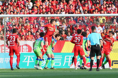 湘南対名古屋　後半、ヘディングでゴールを決める名古屋MFシミッチ（左から3人目）（撮影・足立雅史）