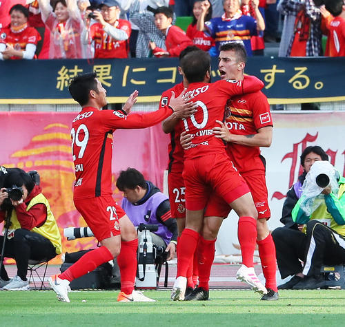 湘南対名古屋　後半、ヘディングでゴールを決め祝福される名古屋MFシミッチ（右端）（撮影・足立雅史）