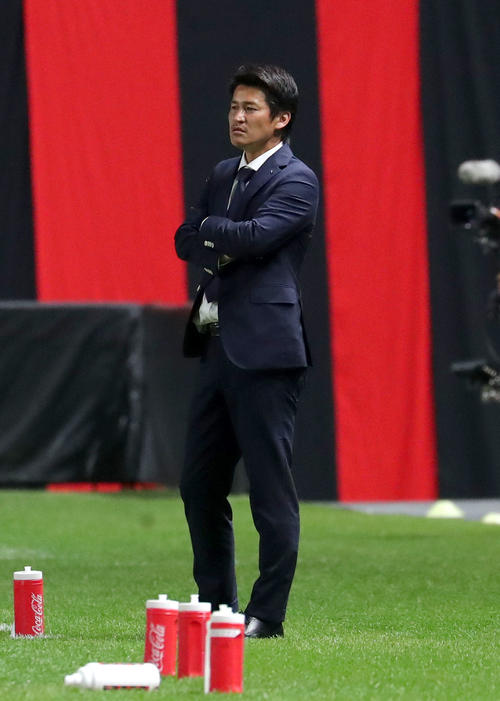 札幌対神戸　険しい表情を見せる神戸吉田監督（撮影・佐藤翔太）