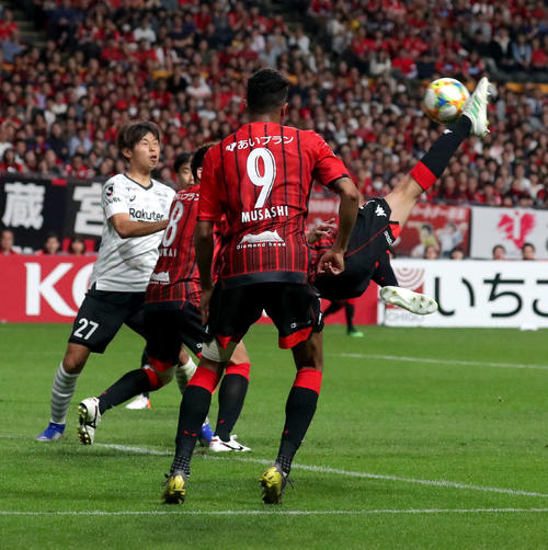 札幌対神戸　後半23分、同点ゴールを決める札幌DF進藤（撮影・佐藤翔太）
