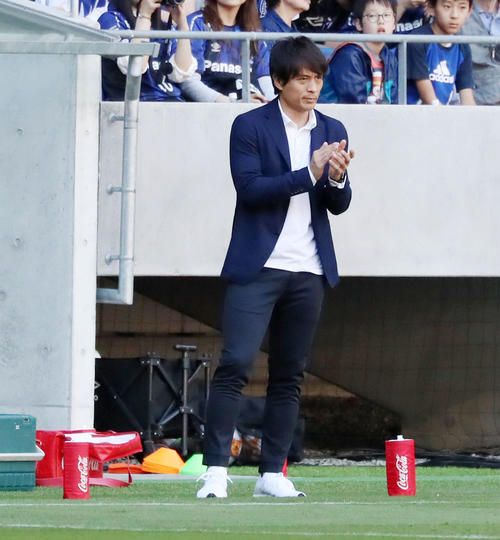 前半、ベンチ前から拍手を送るG大阪宮本監督（撮影・加藤哉）