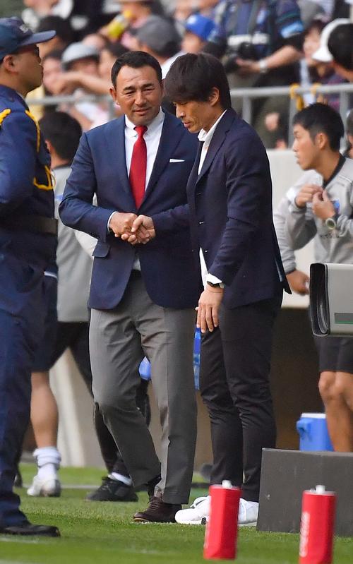 ドローで試合を終えG大阪宮本恒靖監督（右）と握手を交わす東京長谷川健太監督（撮影・上田博志）