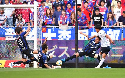 G大阪対東京　後半、G大阪DFG大阪対東京G大阪対東京　後半、G大阪の4人、左からDF菅沼、MF倉田、DFオ・ジェソク、DF金英権は、東京MF久保建英（右）のシュートを取り囲む（撮影・上田博志）