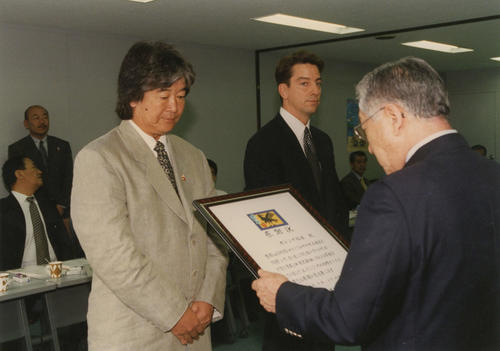セルジオ越後氏は、97年に「さわやかサッカー教室」開催20年の功績で日本サッカー協会から表彰された。右は当時の長沼健協会会長