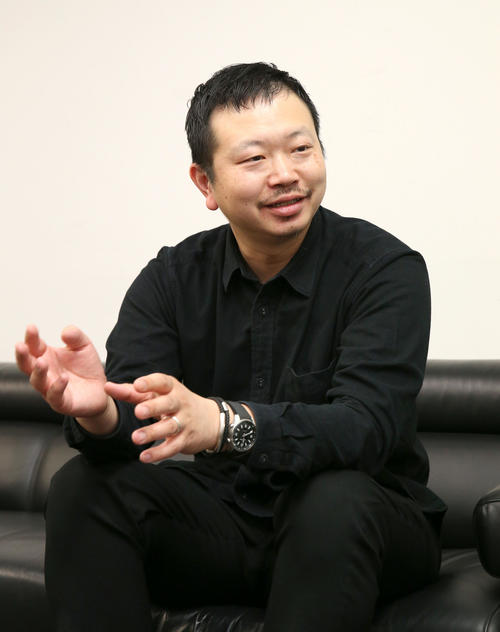 インタビューを受ける札幌のクリエイティブディレクターの相沢氏（撮影・佐藤翔太）