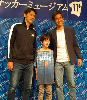 川口能活氏（右）、楢崎正剛氏（左）と記念撮影したファンの松岡咲斗くん