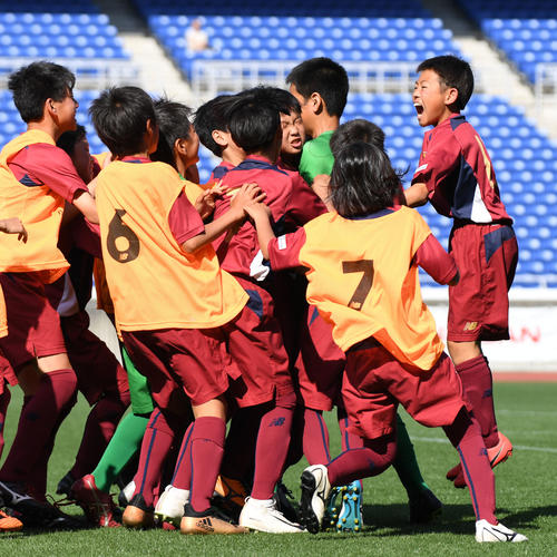 全国小学生選抜サッカー　決勝　センアーノ神戸ジュニア対ディアブロッサ高田FC　PK戦で勝利し歓喜するセンアーノ神戸ジュニアイレブン（撮影・横山健太）