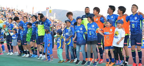 山形対岡山　勝利のダンスでサポーターと喜びを分かち合う山形MF中村（中央）ら選手たち（撮影・鎌田直秀）
