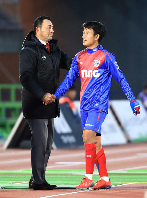 東京長谷川健太監督（左）（2019年3月2日撮影）