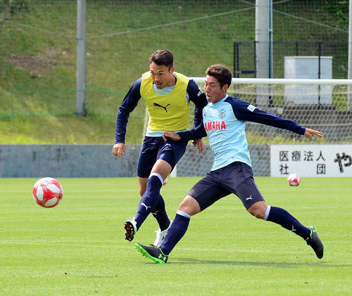 紅白戦でシュートを放つ磐田FW中山（左）
