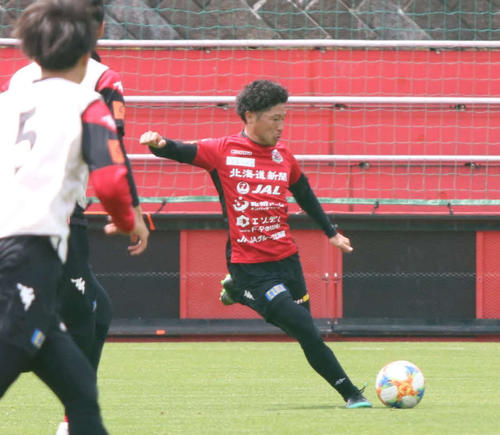 シュートを放つ札幌MF白井（右）（撮影・西塚祐司）