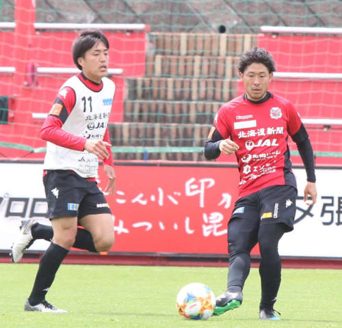 パスを送る札幌MF白井（右）（撮影・西塚祐司）