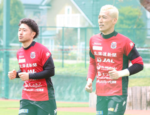 GK菅野とランニングする札幌MF白井（撮影・西塚祐司）