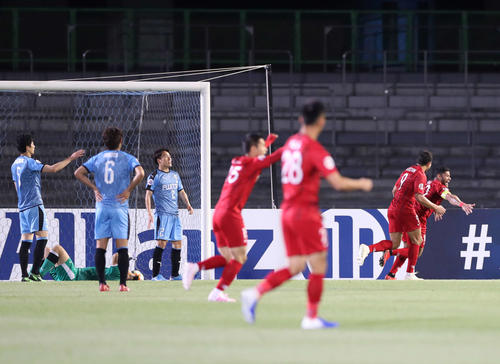 川崎F対上海上港 後半、同点ゴールを決め駆け出す上海上港FWフッキ(右端)(撮影・河野匠)