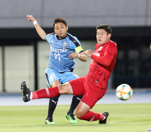 川崎F対上海上港 前半、パスを出す川崎F・FW小林(撮影・河野匠)
