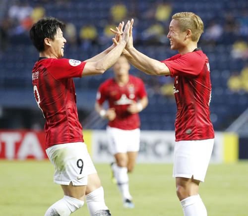 前半、ゴールを決め山中(右)と喜ぶ浦和武藤(共同)