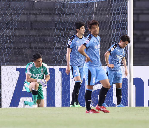 川崎F対上海上港　後半、同点に追いつかれ、ぼうぜんとする川崎Fイレブン（撮影・河野匠）