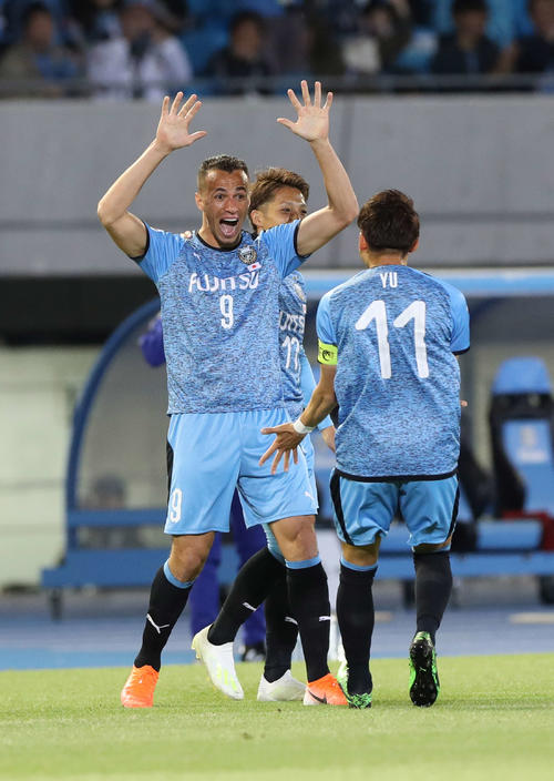 川崎F対上海上港　前半、ゴールを決めて喜ぶ川崎F・FWレアンドロ（左）（撮影・河野匠）