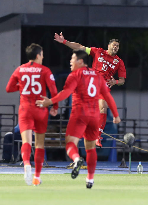 川崎F対上海上港　前半、先制ゴールを決め跳び上がって喜ぶ上海上港FWフッキ（奥）（撮影・河野匠）