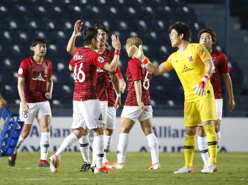 ブリラムに勝利して喜ぶ浦和イレブン（共同）