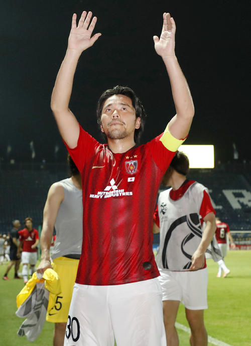 ブリラムに勝利し、歓声に応える浦和興梠（共同）