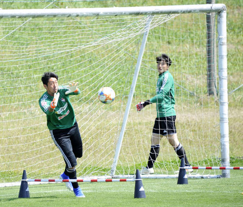 練習でシュートを止めるGK大谷（撮影・斎藤慎一郎）