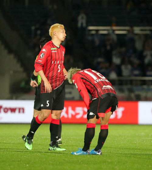 札幌対横浜　試合に敗れ悔しそうな様子の札幌DF福森とMFチャナティップ（右手前）（撮影・佐藤翔太）