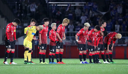 札幌対横浜　試合に敗れ肩を落とす札幌イレブン（撮影・佐藤翔太）