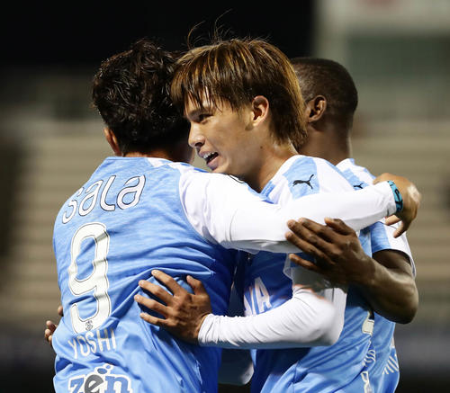 磐田対松本　後半41分、決勝ゴールを決め、祝福を受ける磐田MF荒木（撮影・丹羽敏通）