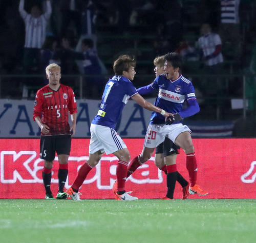 札幌対横浜　後半14分、ゴールを決め喜ぶ横浜FW李（右）（撮影・佐藤翔太）