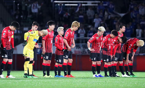 試合に敗れ肩を落とす札幌イレブン（撮影・佐藤翔太）