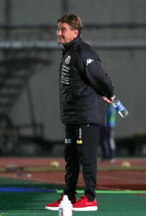 後半、試合を静かに見つめる札幌ペトロビッチ監督（撮影・佐藤翔太）