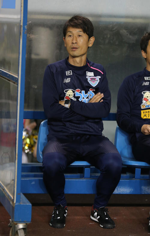 鳥栖対柏　柏戦の指揮を執る鳥栖の金明輝新監督（撮影・菊川光一）