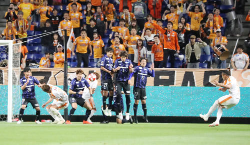 G大阪対清水　後半、清水FWドウグラスは、FKでゴール（撮影・加藤哉）