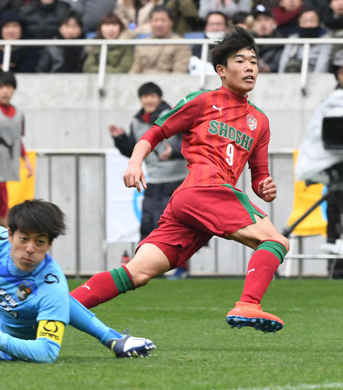 1月、全国高校選手権、準決勝後半、ゴールを決める尚志FW染野唯月