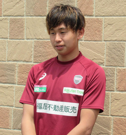 練習後、取材に応じる神戸MF郷家（2019・5・10　神戸市いぶきの森球技場　撮影・実藤健一）